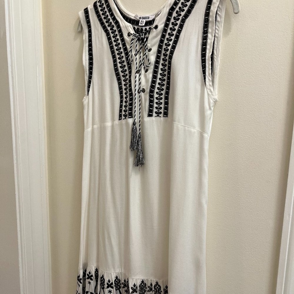 BB Dakota White w Black Embroidery Dress